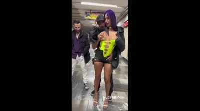 Mujer Luna Bella Nude Metro Cdmx Train